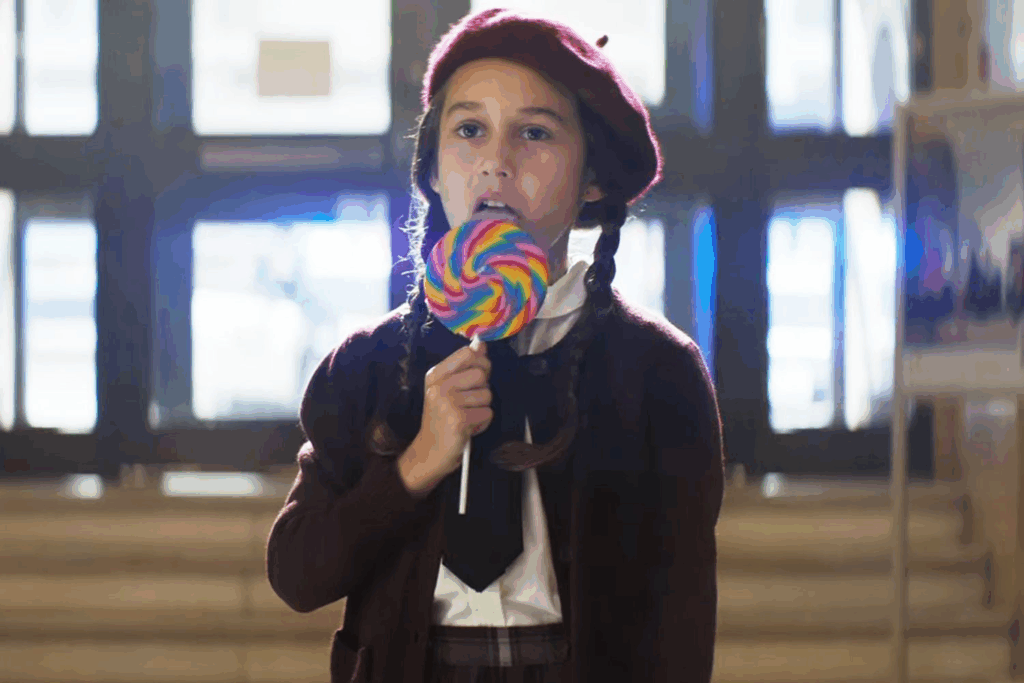 chistes como el de la niña que entra al banco son de un solo uso en la pistola desnuda 2025
