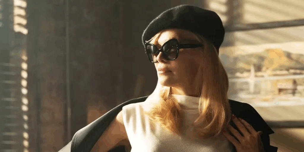 Pamela Anderson sale muy bien parada en la crítica de la pistola desnuda 2025